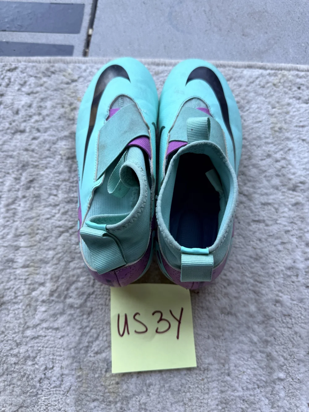 Nike mint cleats, US 3Y