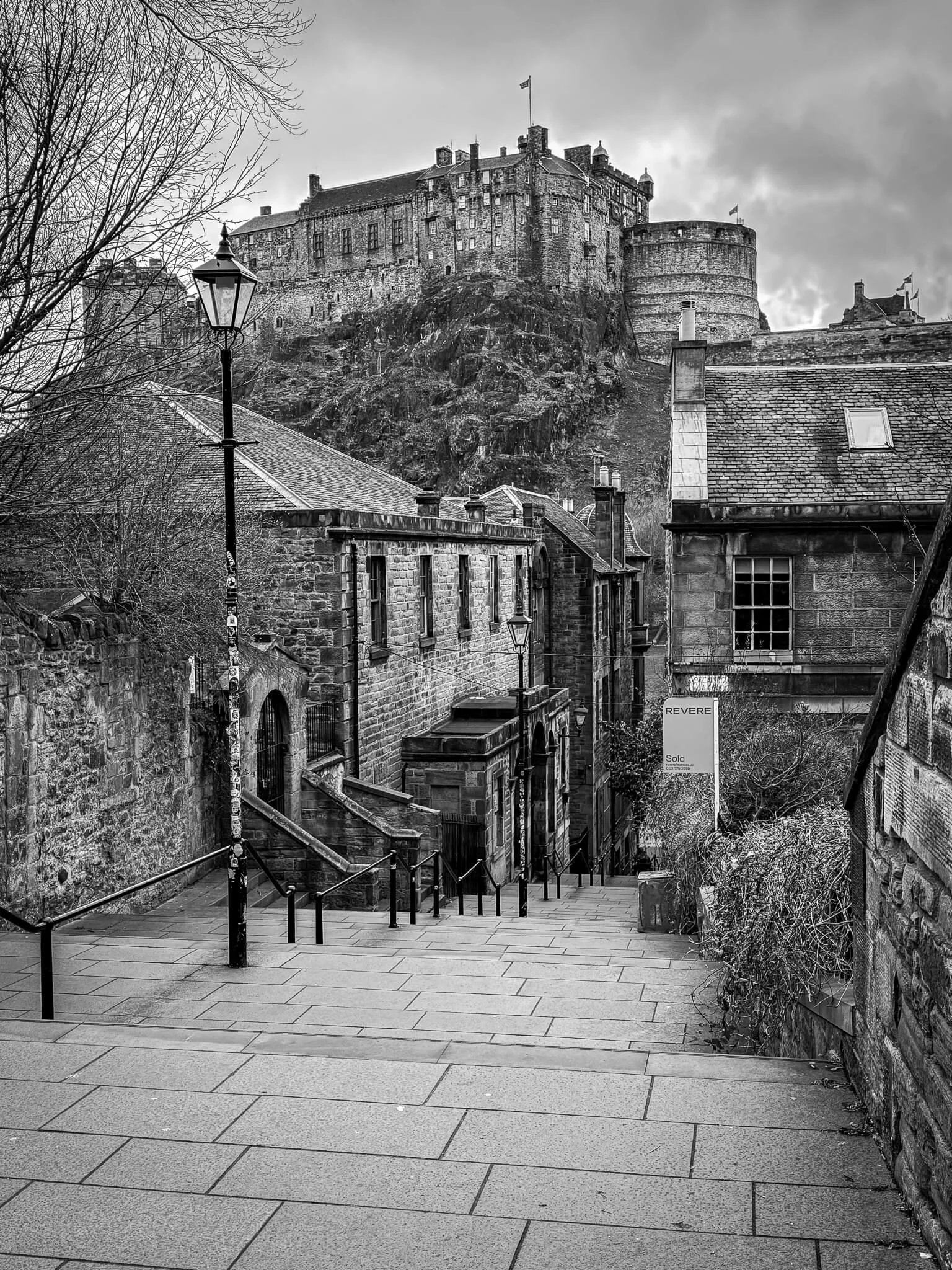 Black and white photo of Edinburgh Castle from The Vennel