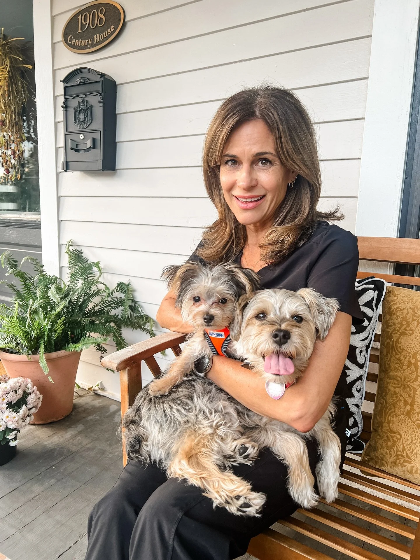 Double the dogs, double the love!🐾
Welcome Lupo, Leo’s new sidekick and my newest wellness companion!