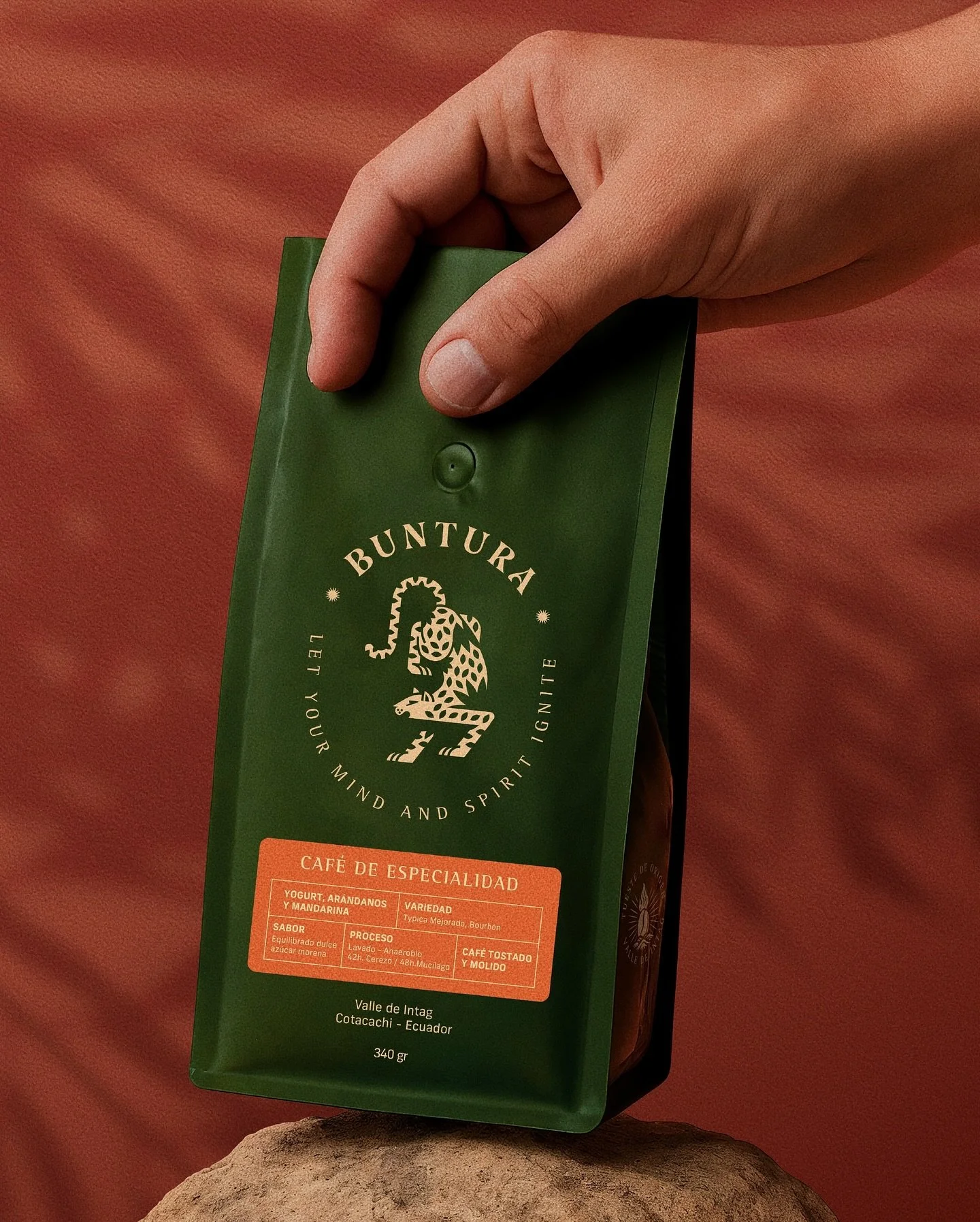 Para esta nueva fase de crecimiento, @buntura_cafe requería una solución que equilibrara diferenciación, eficiencia y coherencia de marca. 
Desde Intelligentzia, desarrollamos un sistema de empaque modular que permite identifica