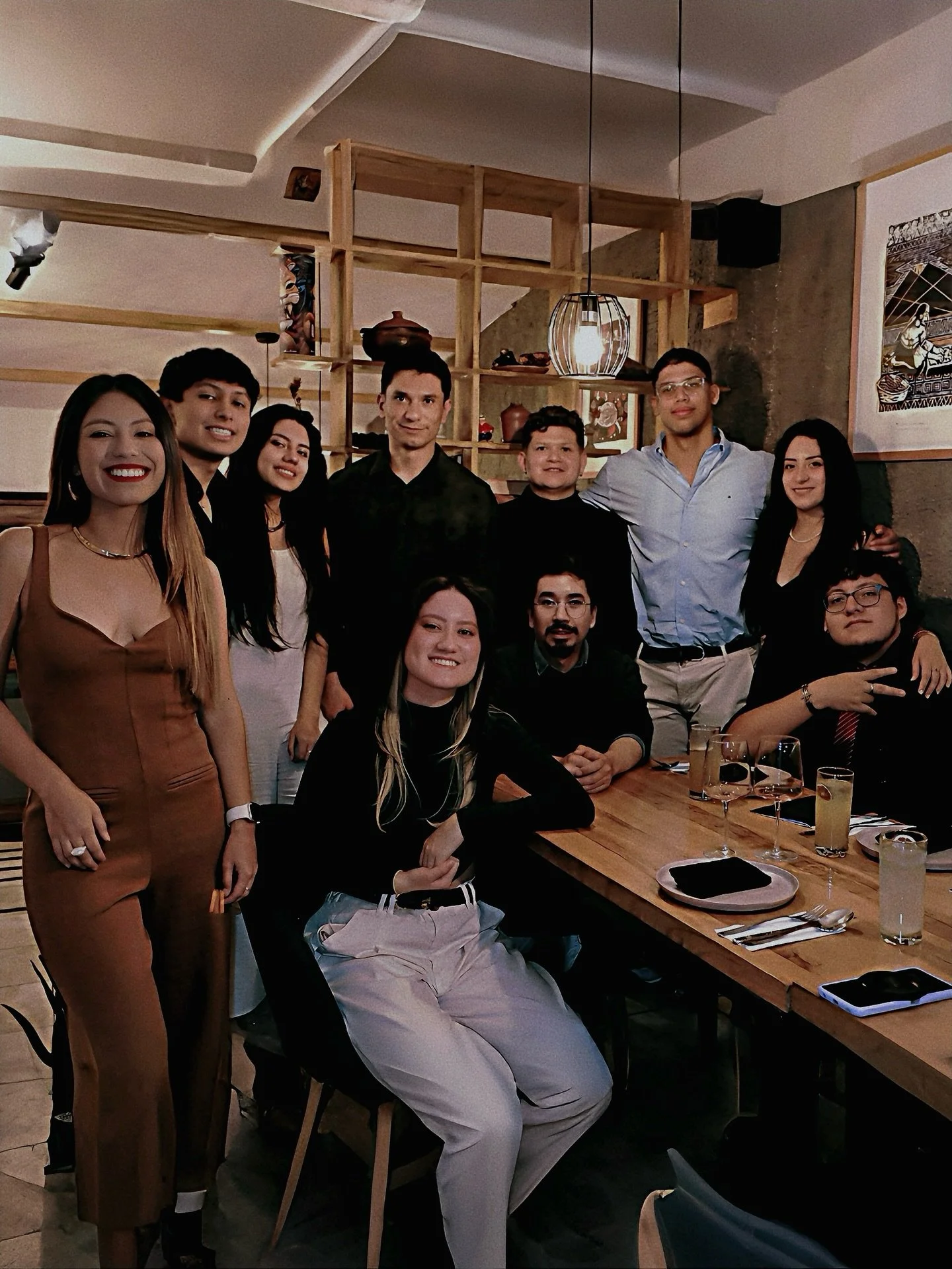 Cerramos diciembre entre vino, conversaciones y el equipo que hace esto posible. 🔥

Porque m&aacute;s all&aacute; del cierre simb&oacute;lico, este espacio tambi&eacute;n reconoce lo que nos distingue: no improvisamos. Lo que hacemos est&aacute; pen