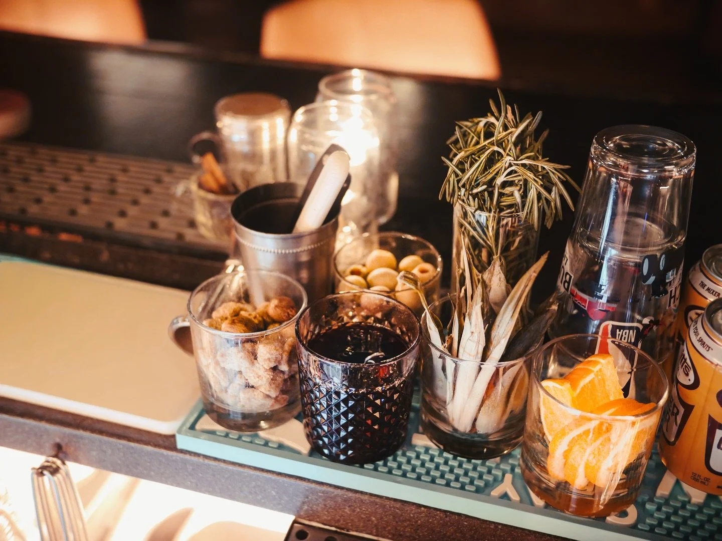 Saturday Night Set Up 🪄🍍
Good night for a bourbon flight w/ some BBQ 🥃🔥💨

Open at 4p!