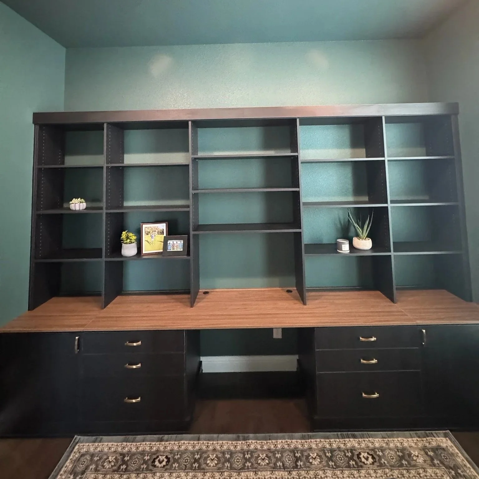 Custom Office in Dark and Light Woodgrain Finishes