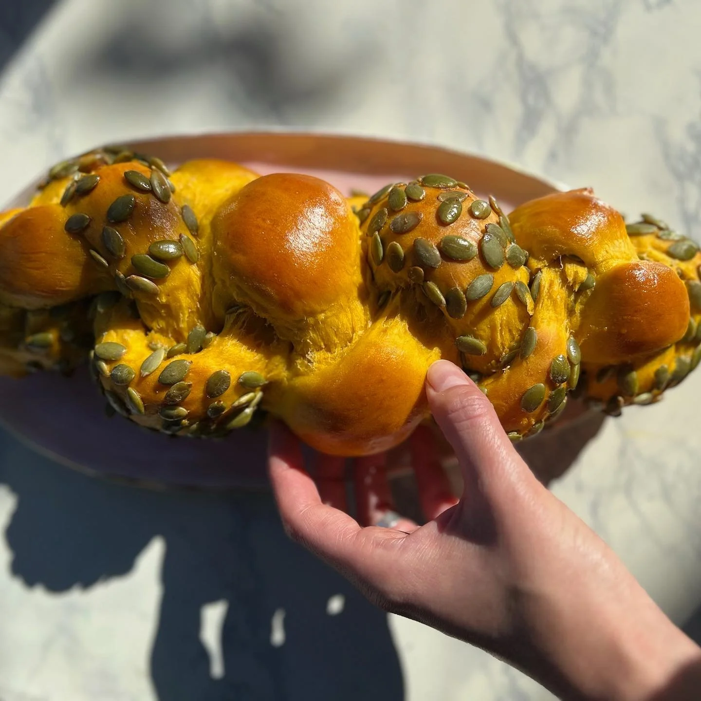 🧑🏽&zwj;🍳We have new classes on the site! We will be teaching one in-person and one virtual Pumpkin Olive Oil Challah class in time for Thanksgiving, as well as many other in-person classes! Check them out on bio 💕