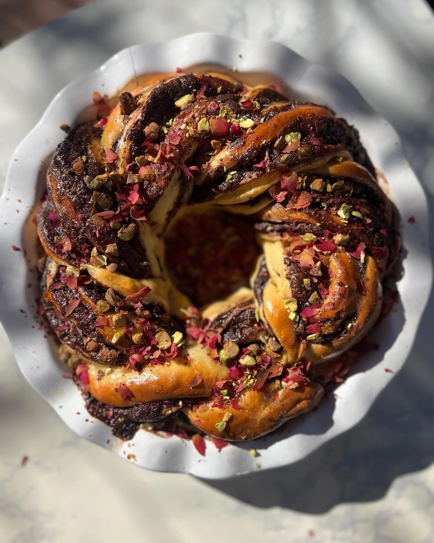 🧑🏽&zwj;🍳🧑🏽&zwj;🍳Come bake with us! We will be making this gorgeous babka wreath with chocolate, pistachios and rose petals (or your choice of toppings) on 12/07 &amp; 01/18 🥀 
🎁 This is a great gift for the holidays! A two hours class with re