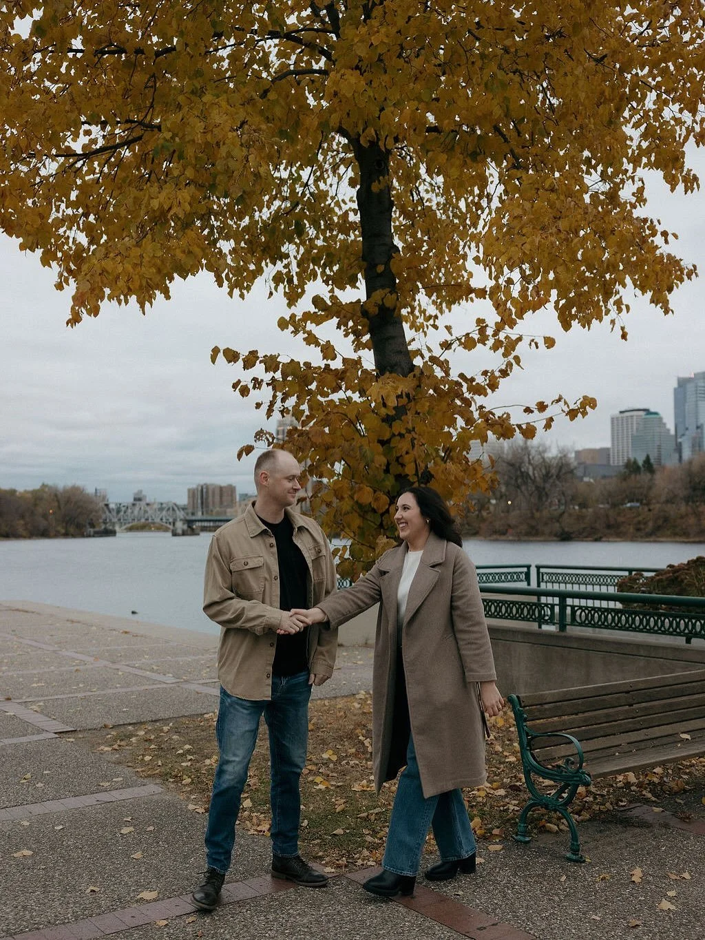 An engagement session that feels like a 90s rom-com&hellip; Done! 

I love these photos. This engagement was one of my favorites this year &mdash; I think it was the weather, the layers, the grey sky, the fall leaves&hellip; all of it. Everything jus