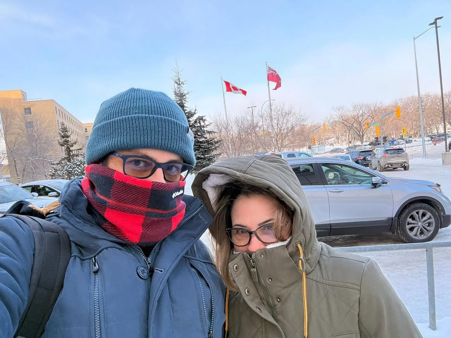 Morar na Am&eacute;rica do Norte vem com divers&atilde;o e desafios da neve ❄️🥶 

Apesar de lindos cen&aacute;rios tamb&eacute;m d&aacute; muito trabalho na limpeza da neve e prepara&ccedil;&atilde;o para encarar as nevascas. Aqui estava com a sensa