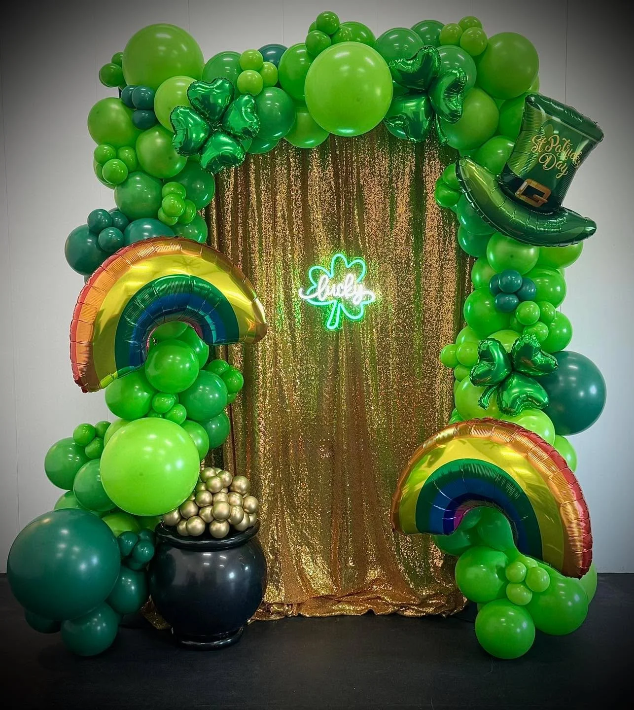 Happy St. Patrick&rsquo;s Day! Lucky vibes only 🍀
Custom photo backdrops like this are always a hit. Message us to reserve one for your next celebration.