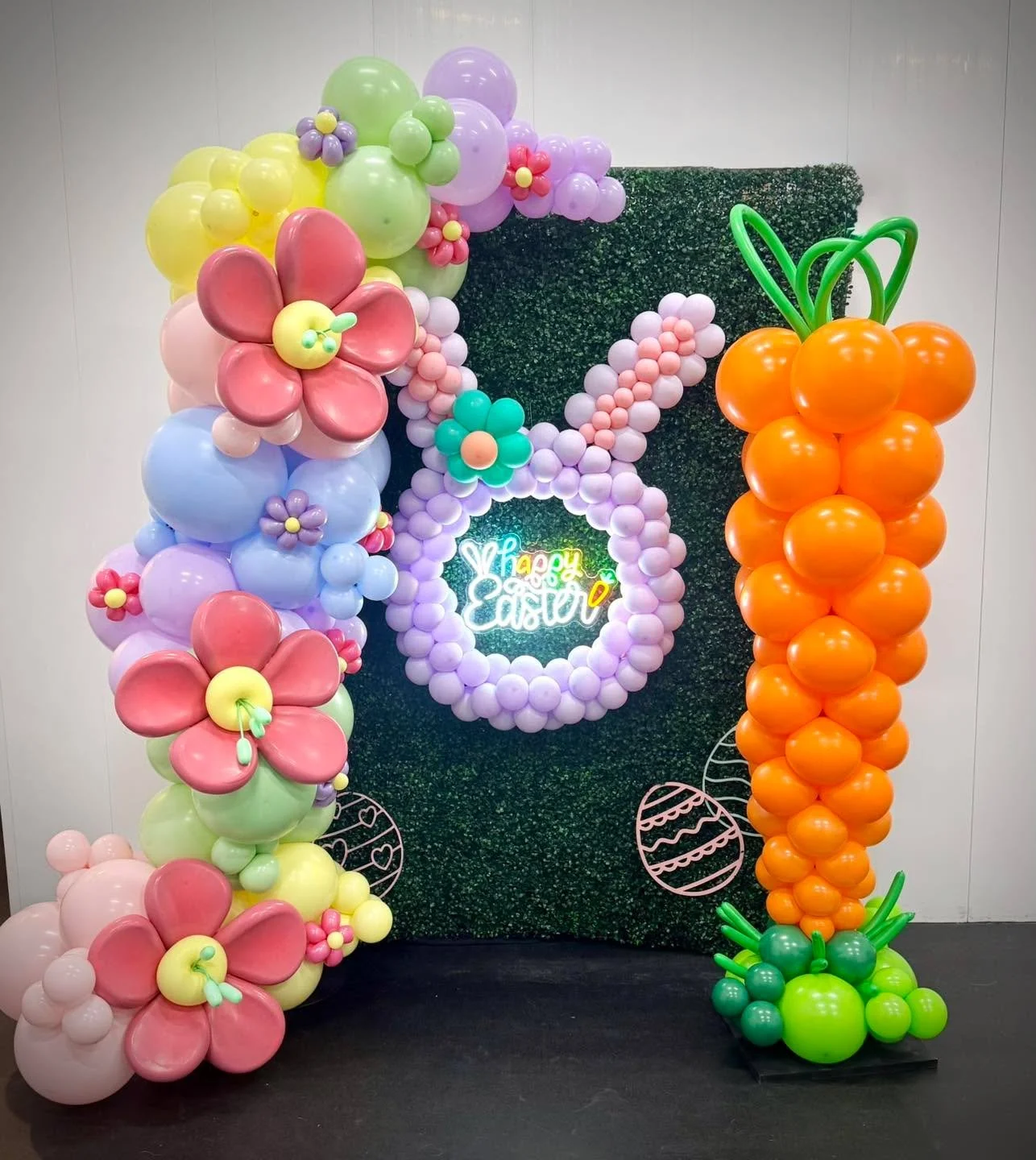 Loving this Easter set up 😍🐰🥕🌸
Balloon flowers will always be one of our favorite elements 🥰  #balloons #easter #easterdecor #balloonartist #centralohio
