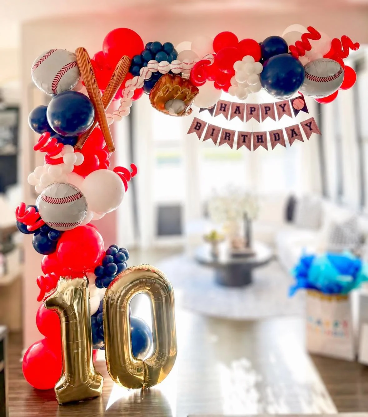 Loved bringing this baseball birthday setup to life with all the fun details 🧢⚾️🎈

The hand-stitched baseball garland might be my favorite part 🥹

Planning a celebration? We create custom balloon installs and marquee moments throughout Central Ohi