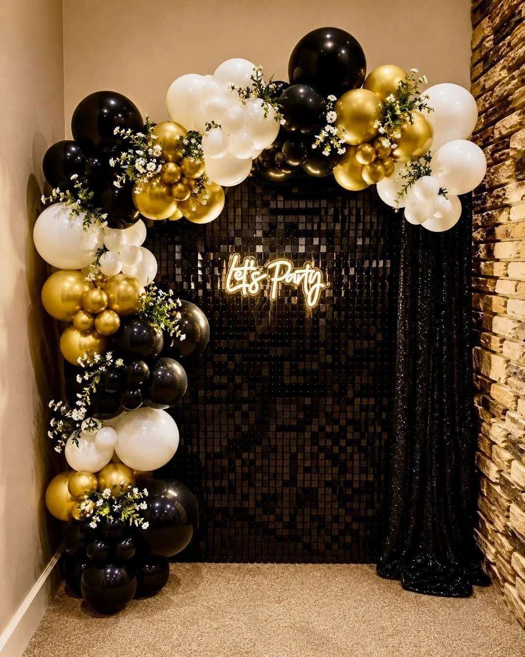 Sometimes things just work out how they&rsquo;re supposed to. Still loving on how this last minute request turned out 😍  #balloons #graduation #decor #centralohio