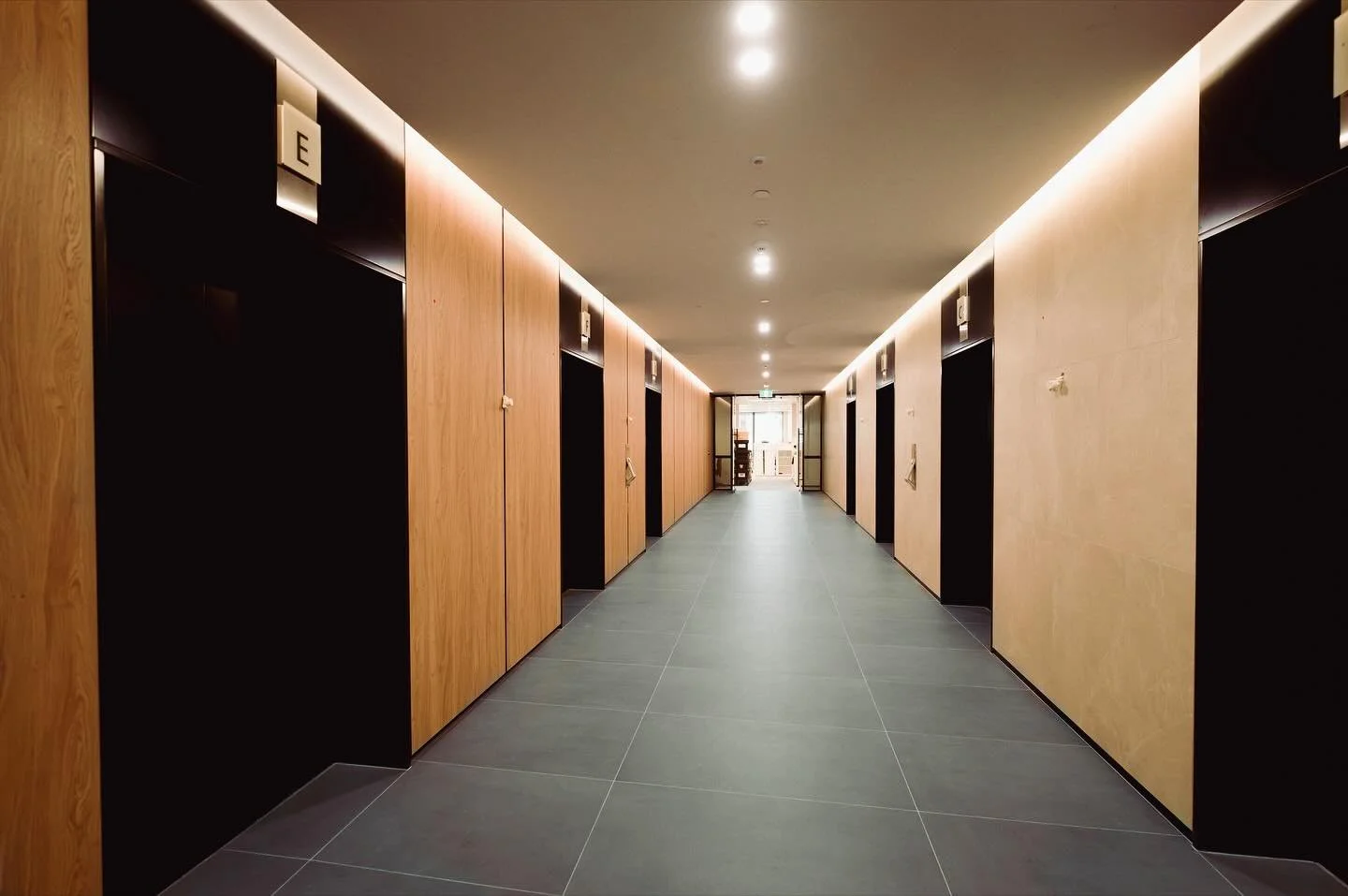 That symmetry though 😮&zwj;💨 Check out our newly completed joinery for a CBD office space. 

 @girvangroup 
.
.
#joinery #joiner #sydney #office #officedesign #highrise #city #sydney #carpentry #bespoke #trades #work #design