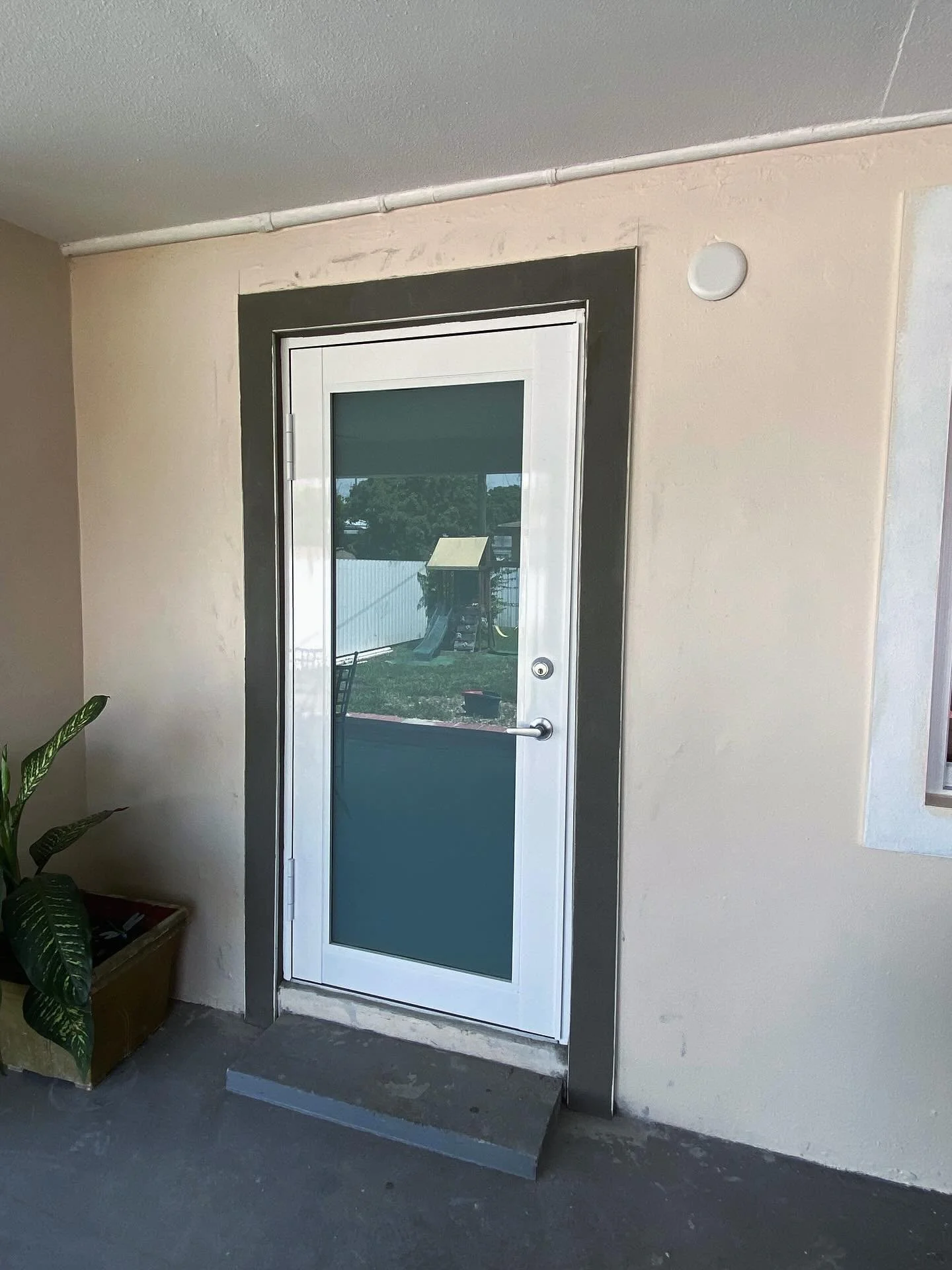 This house had a lot of cracks along the edges and around the door — but with a smooth stucco finish, we made it seem like they were never there!
It’s the little details that make the big difference!
#StuccoRepair #BeforeAndAfter #Smoo