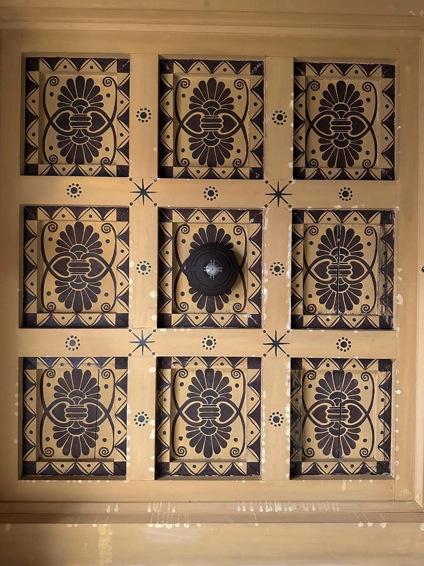 Design moments I will never get over ✨

Hand painted ceilings that make you look up and stay there a while.
A monochromatic moment that feels quiet but powerful.
A clawfoot tub that makes an ordinary Tuesday feel cinematic.
Tile work that deserves it