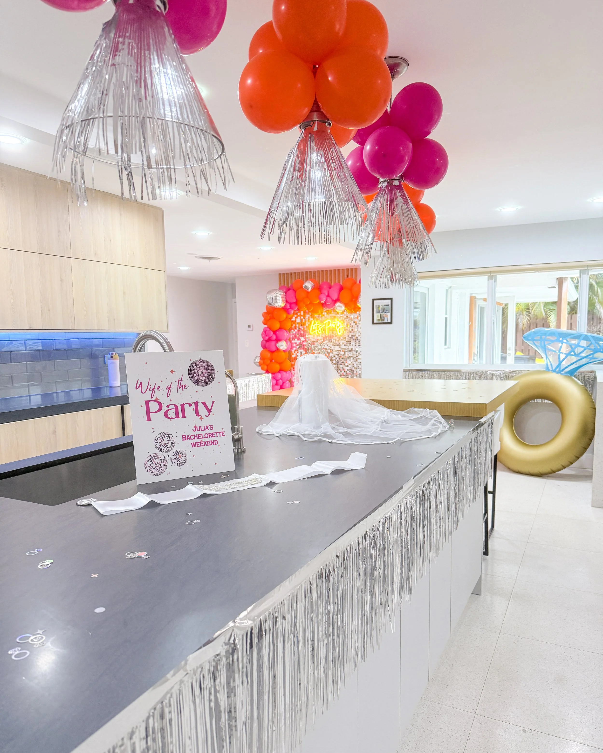 bach me welcome sign and extra decor