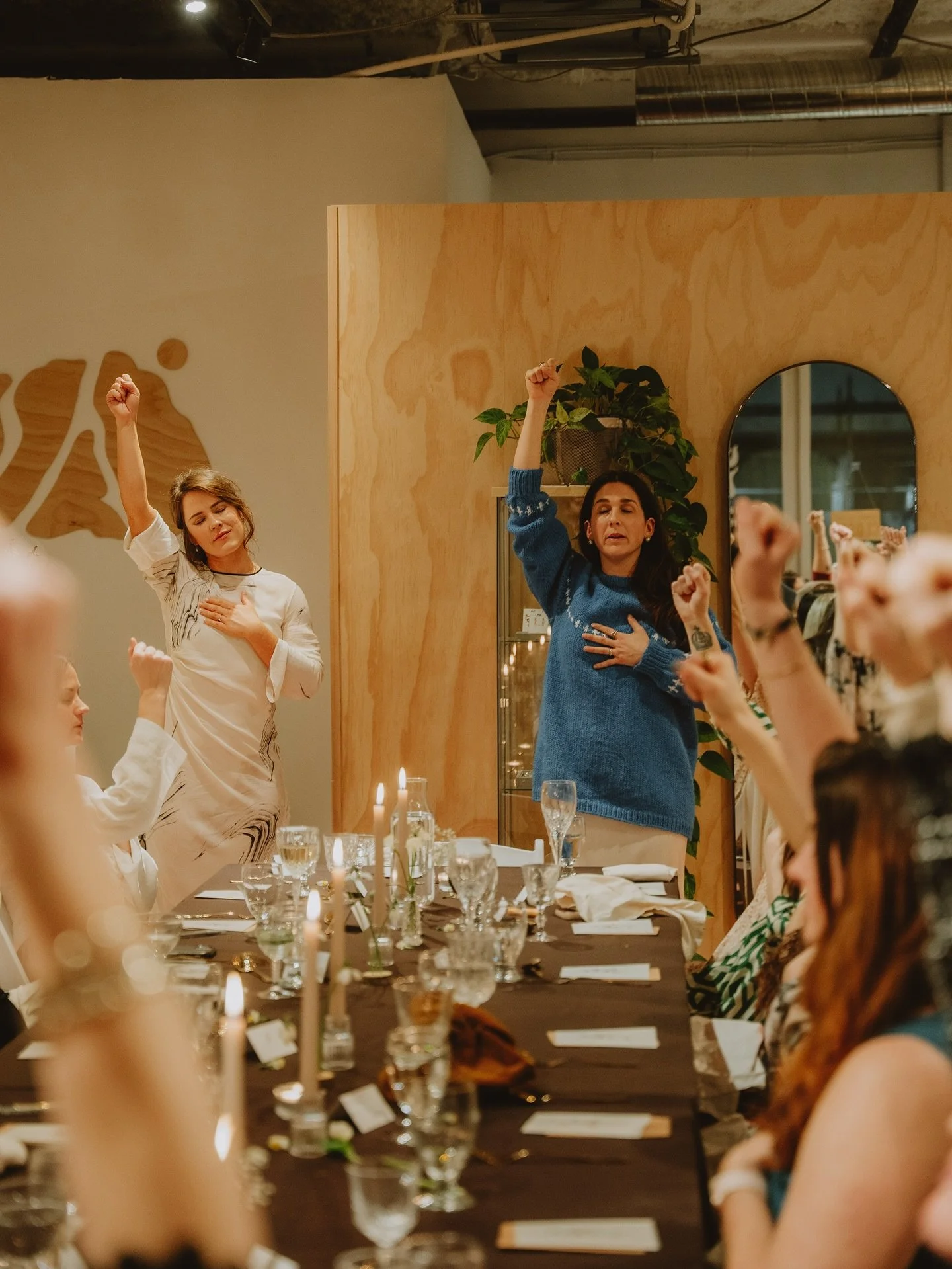 The power in a room full of women!
For the last year I had the BIGGEST PLEASURE of capturing @dine.wilder events. 12 dinners and 2 brunches in I can safely say, Dine Wilder is something different. You may think it's just another dinner club, women's 