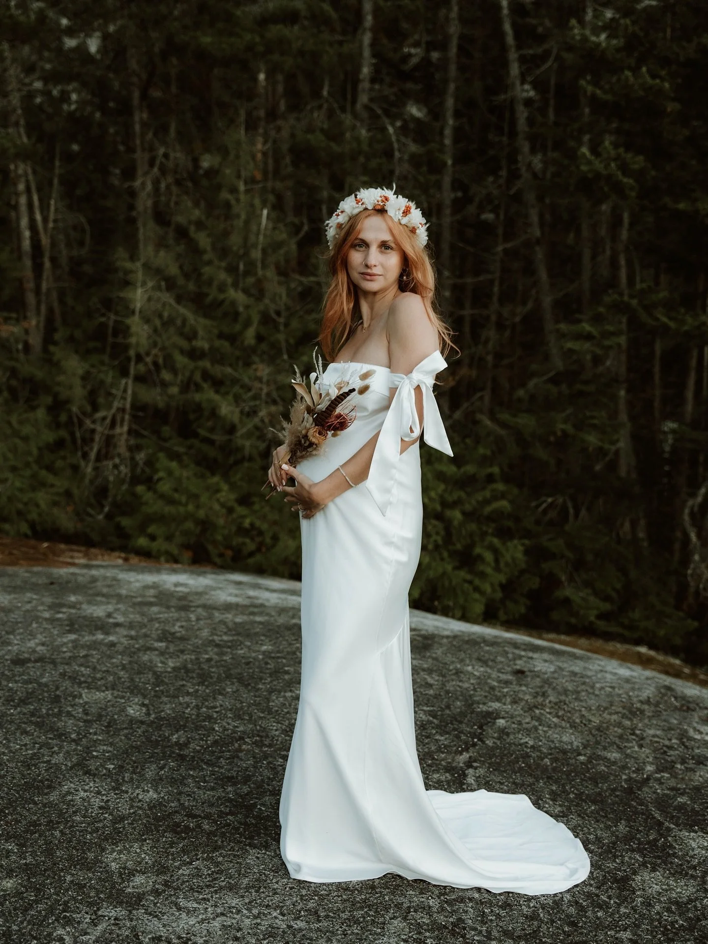 Pregnant and a bride - yes, please! 🤎
Hiking up to get married at 7 months pregnant and making it look like a no big deal! Happy belated 1st anniversary Taya and Johny ✨

#seatoskyweddingphotographer #squamishweddingphotographer #squamishelopementph