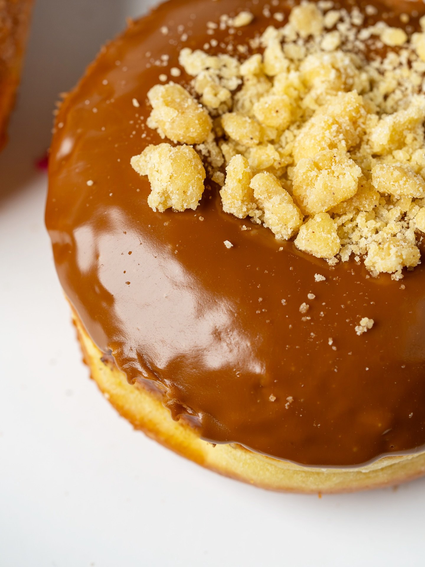 Cosy, cold days in call for the Caramel Apple Crumble 🍎🥧. It's a bullseye donut with apple filling and topped with caramel glaze and streusel, here for a limited time. Available in-store and for delivery 🧡.