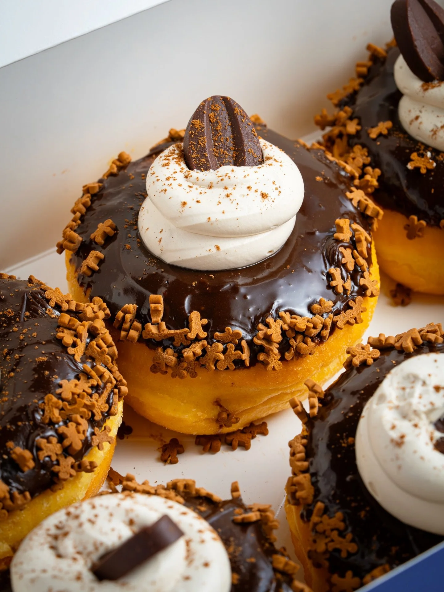 Chocolate + maple + gingerbread = holiday magic 🎄🍩
Our Chocolate Maple Gingerbread is filled with maple whip, glazed in chocolate gingerbread, and topped with festive sprinkles and cinnamon. If your holiday plans include dessert, this is the donut 