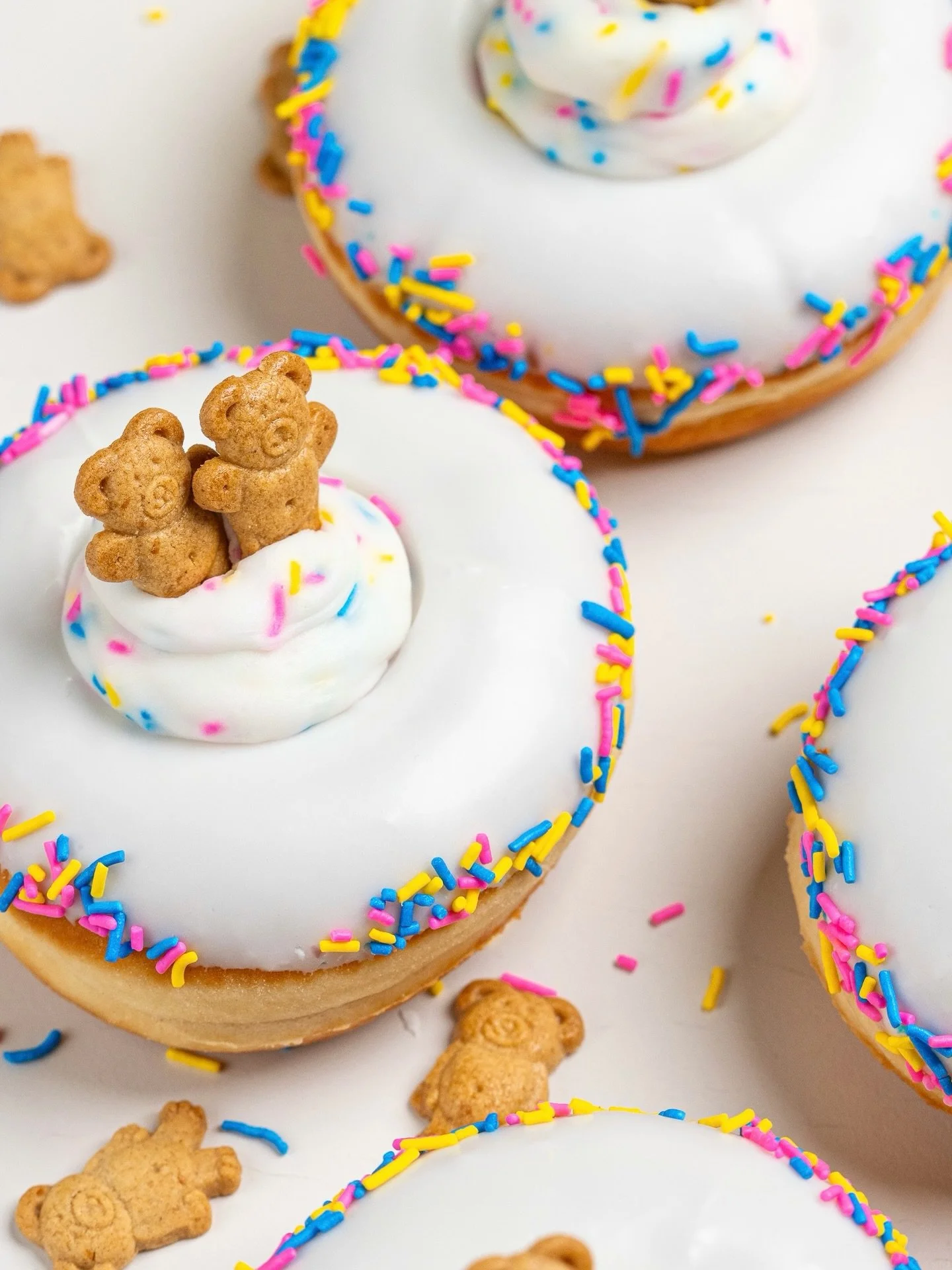 Dunkaroo
Where nostalgia meets a treat 🧸🍩.
Funfetti buttercream at the centre, vanilla glaze, a full coat of sprinkles, and a couple teddy grahams on top.