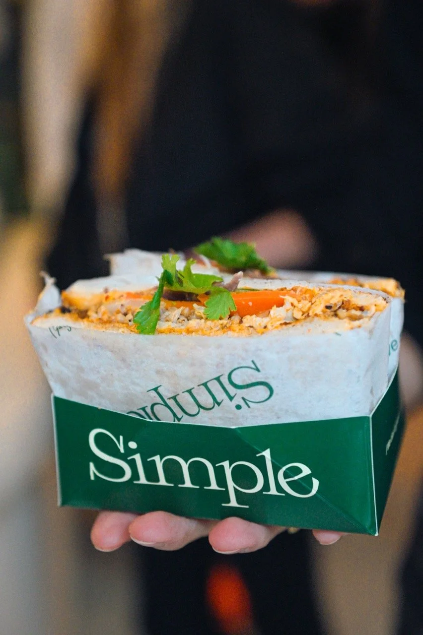 Simple Sandwich im Papier, aufgeschnitten