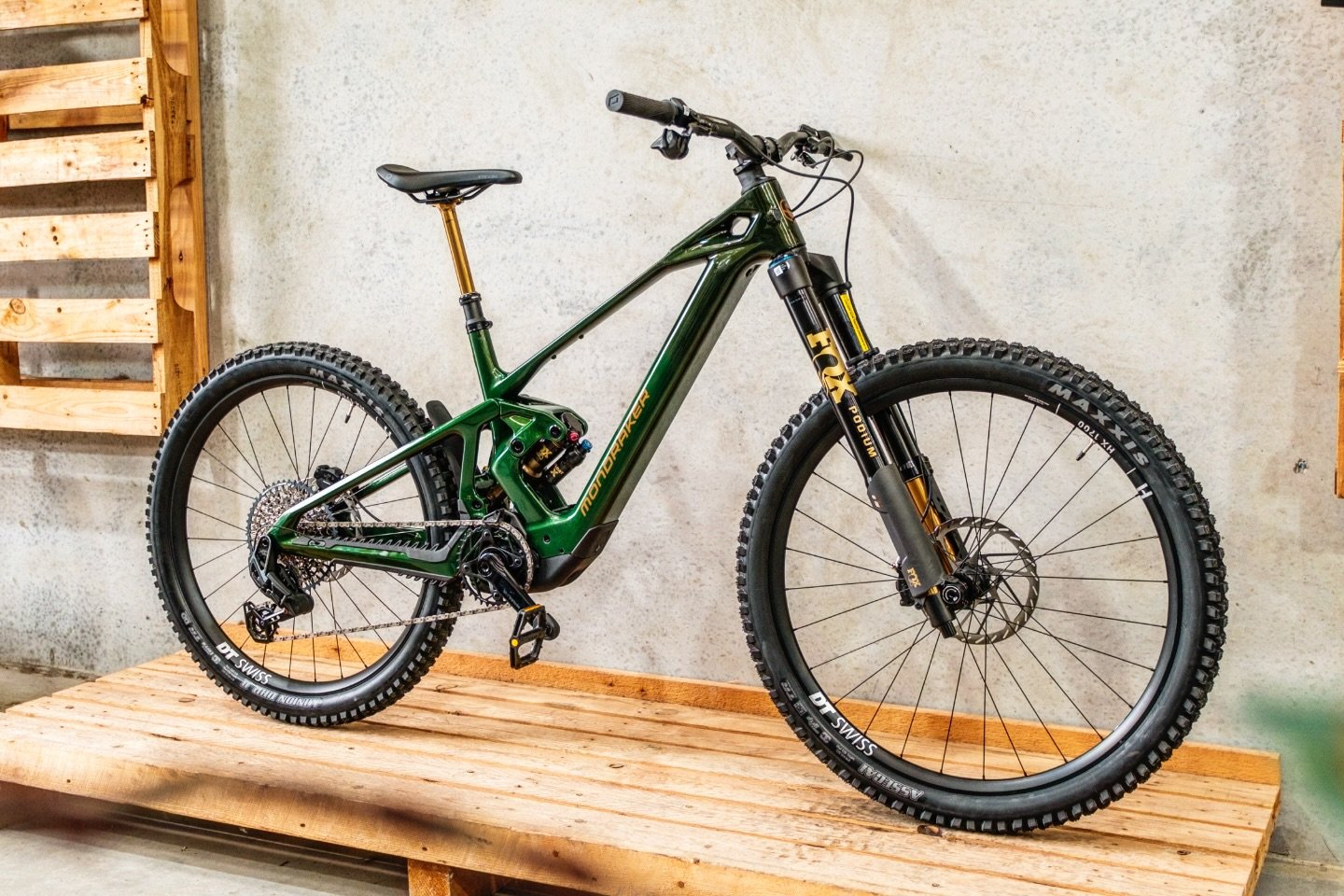 Ooh the Mondraker Zendit is a pretty breathtaking bike. Just landed is a size Med, RR S model. Featuring 2027 Fox Podium forks, Sram XO transmission drive-train and Maven Silver brakes. Paint job is dreams and the ride quality is mental! 

*sold alre