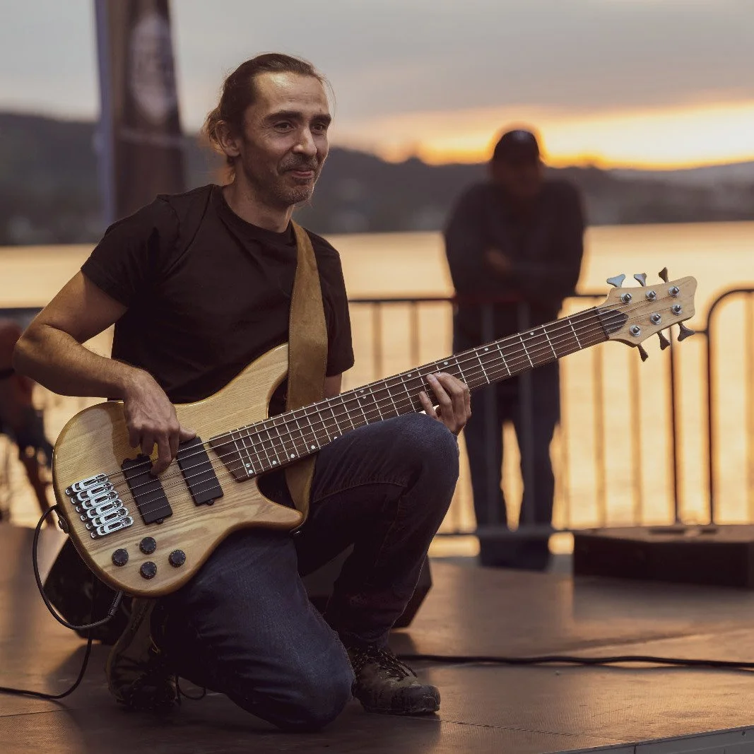 "Wer seine eigene Musik spielt, ver&auml;ndert die Welt!"
weekly picture Nr. 95 read the story auf: www.gertkraft.ch/weekly_pictures_part_ii
#musicartist #liveperformance #beiingthemusic @redbandana_official #editorialphotography #lakesidem