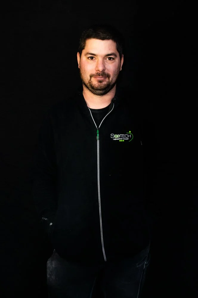 Une illustration minimaliste représentant un arbre et une montagne en noir et blanc.