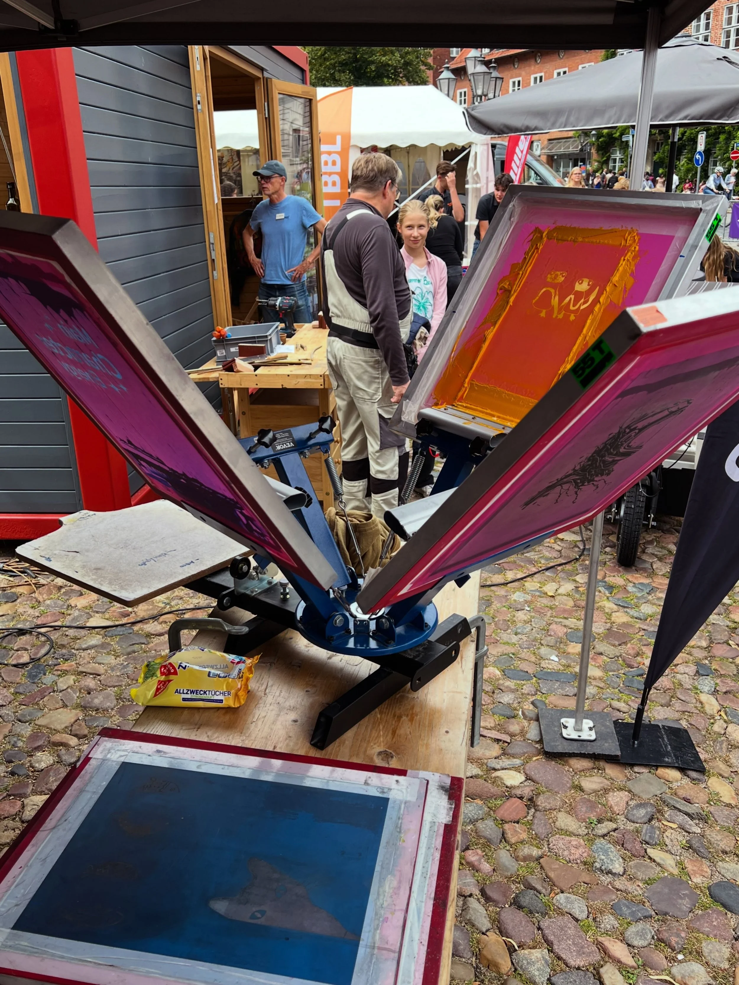 @berufsbeats_festival - Siebdruck und viele andere tolle Dinge die man bei uns in der WerkStadt machen kann. Viele BesucherInnen und viele interessierte Sch&uuml;lerInnen die sich f&uuml;r den beruflichen Weg inspirieren lassen. Die jungen Menschen s