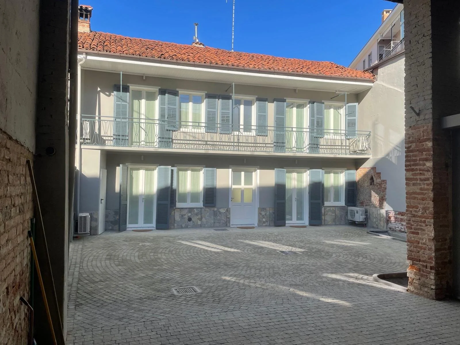 Voorkant buiten compleet.jpg