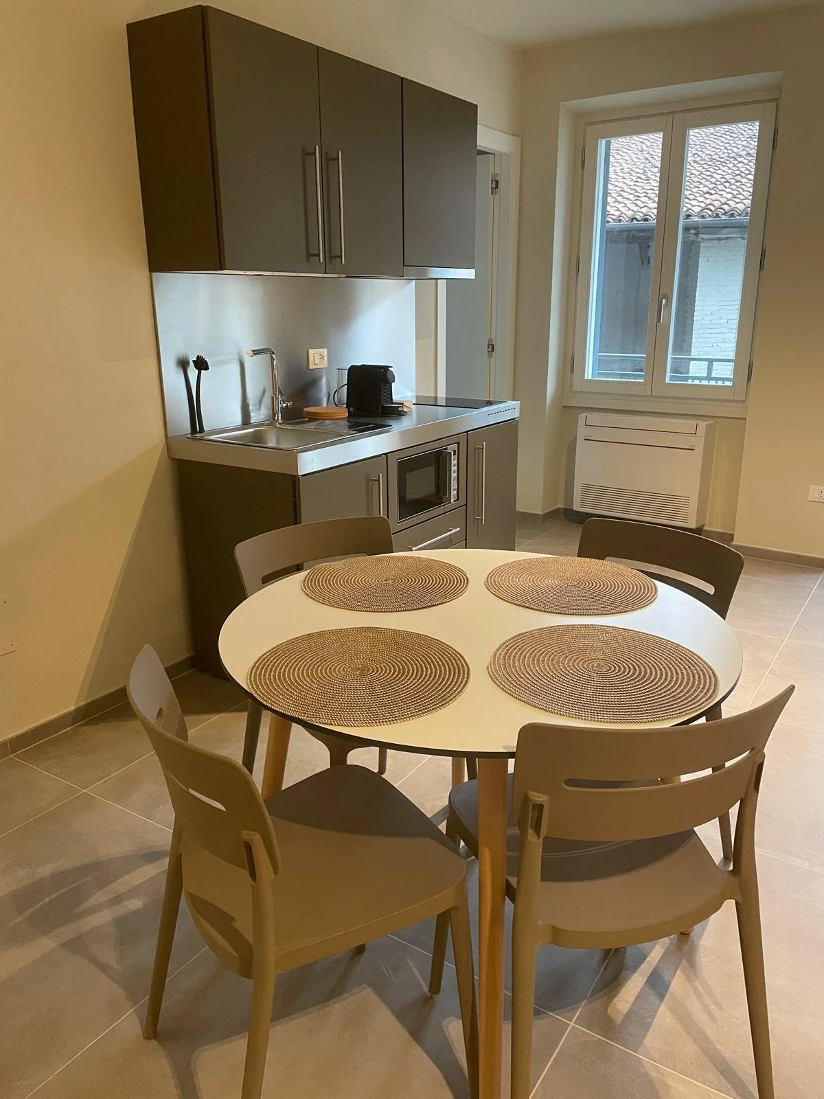 apt 4 keuken eettafel.jpg