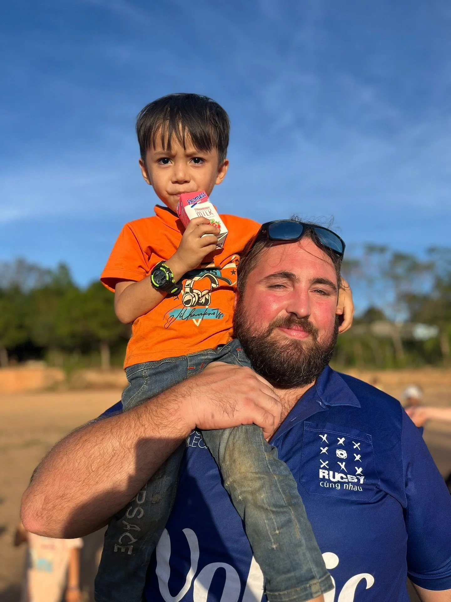 𝘼𝙧𝙘𝙤𝙡 𝙨𝙖𝙣𝙨 𝙛𝙧𝙤𝙣𝙩𝙞𝙚𝙧𝙚 !💙🧡

Aujourd'hui le club &agrave; le plaisir de vous montrer les images des jeunes Vietnamiens du centre du 𝗩𝗶𝗲𝘁𝗻𝗮𝗺 (Pleiku) recevant la superbe dotation de l'ARCOL Rugby.🏉

Le club a envoy&eacute; des