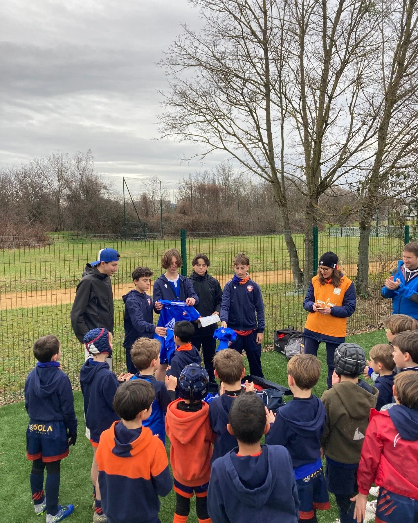 𝐓𝐨𝐮𝐫𝐧𝐨𝐢 𝐄𝐃𝐑🔵🟠

Ce week-end nous avions le plaisir d'accueillir un tournoi M8 &agrave; &Eacute;cully, avec la pr&eacute;sence de @sportingclubdetarare , @rugbydesmonts et @lourugby1896 

C'&eacute;tait un grand moment pour nos m8 qui ont f