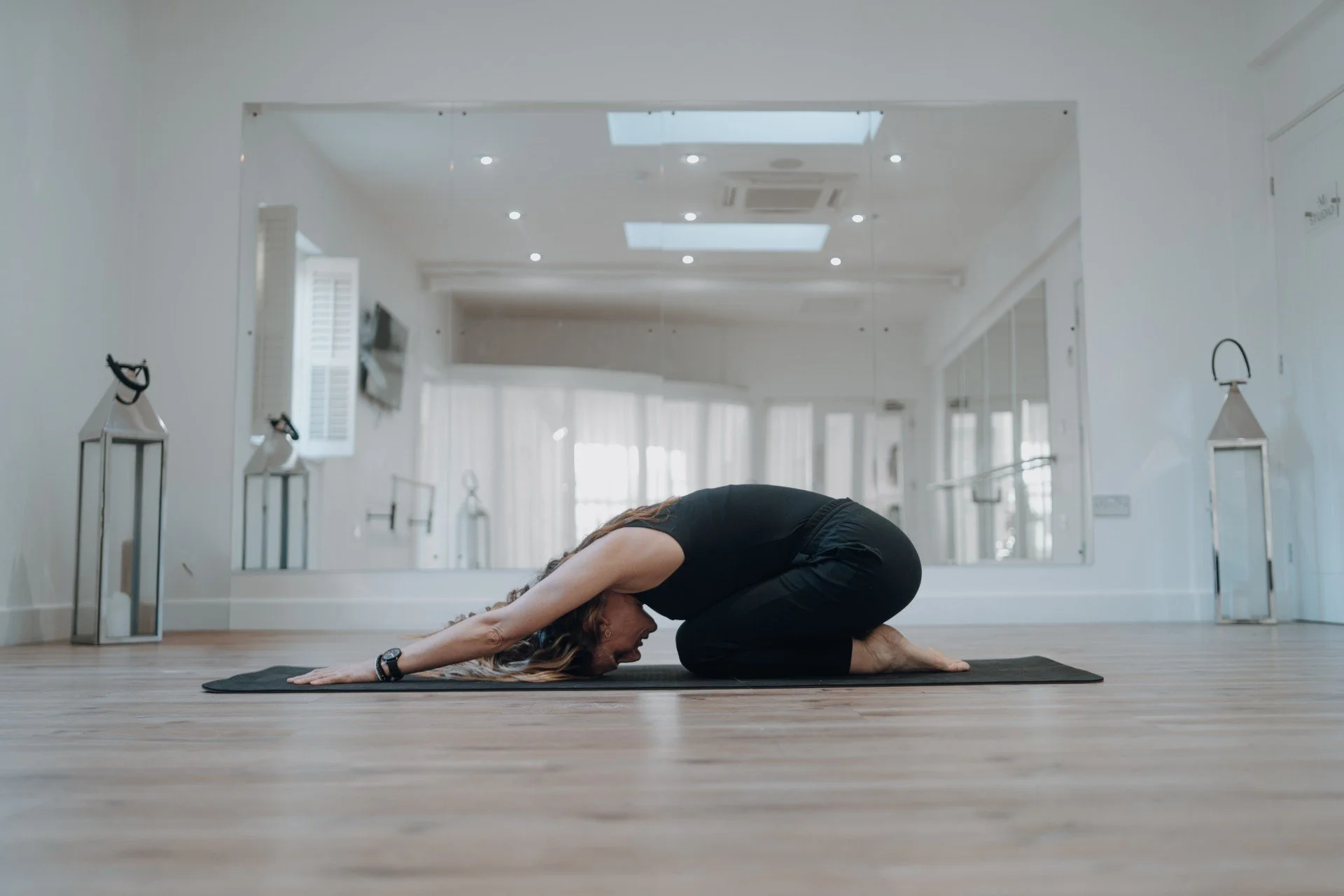 Tara Dakin, Somatic , Nervous system and Emotional Regulation Psychologist and movement therapist.  Tara Dakin is the author of 'Self, The Journey of You', Tara works with clients 1:1, and trains others to deliver somatic, nervous system practice .
