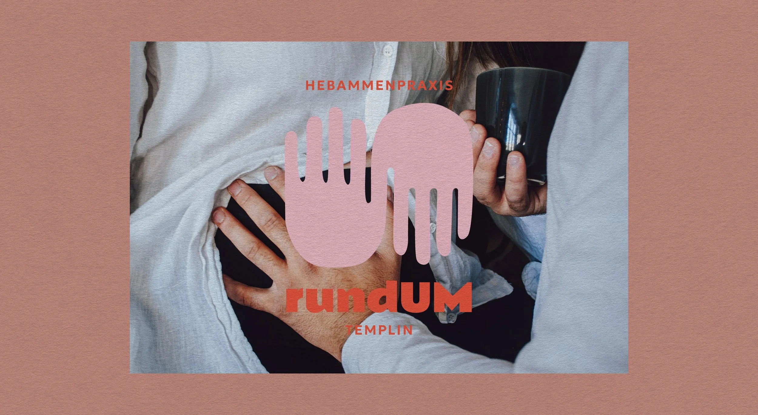 A person wearing a light-colored shirt with hands on their waist is holding a black mug. Overlayed on the image are pink illustrations of hands and text reading "HEBABMENPRAXIS rundUM TEMPLIN."