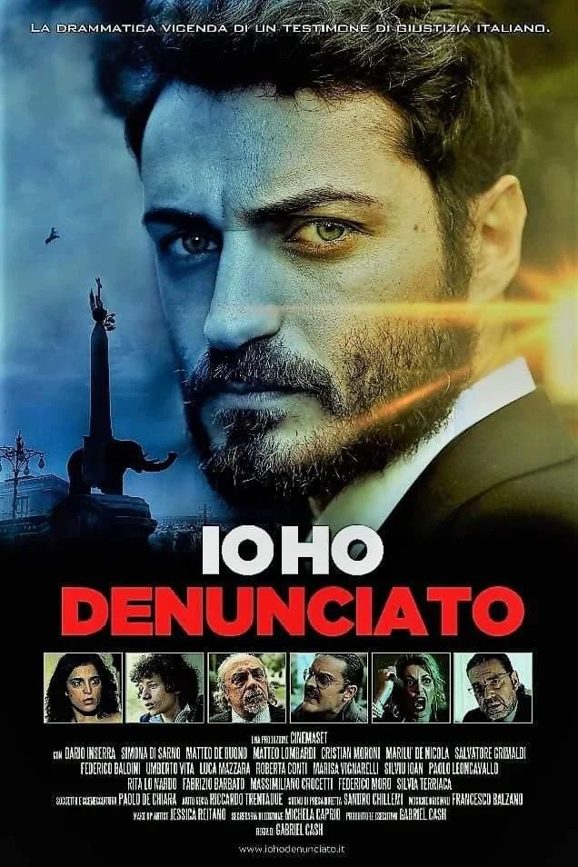 Locandina del film italiano "Io ho denunciato" con un primo piano di un uomo che guarda intensamente, con sfondo di monumento e personaggi di scena in basso.