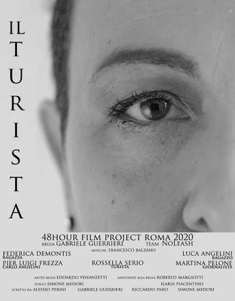 Primo piano di una donna con un occhio visibile in bianco e nero, testo che include titoli di un progetto filmico e crediti.