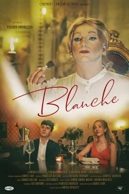 Poster del film intitolato "Blanche" con una donna anziana con un rossetto rosso e trucco marcato, che tiene un rossetto, mentre due persone giovani si trovano sedute a un tavolo in un ambiente elegante, con luci calde e un'atmosfera sofisticata.