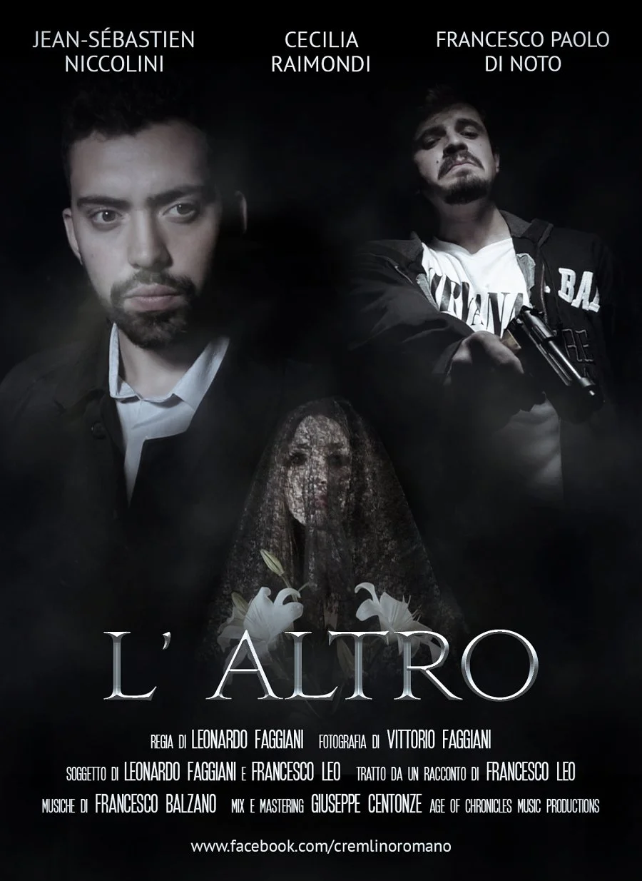 Locandina di un film o spettacolo teatrale con tre persone sullo sfondo, una donna vestita di nero con un velo, fiori bianchi di giglio, e titoli e crediti in italiano.