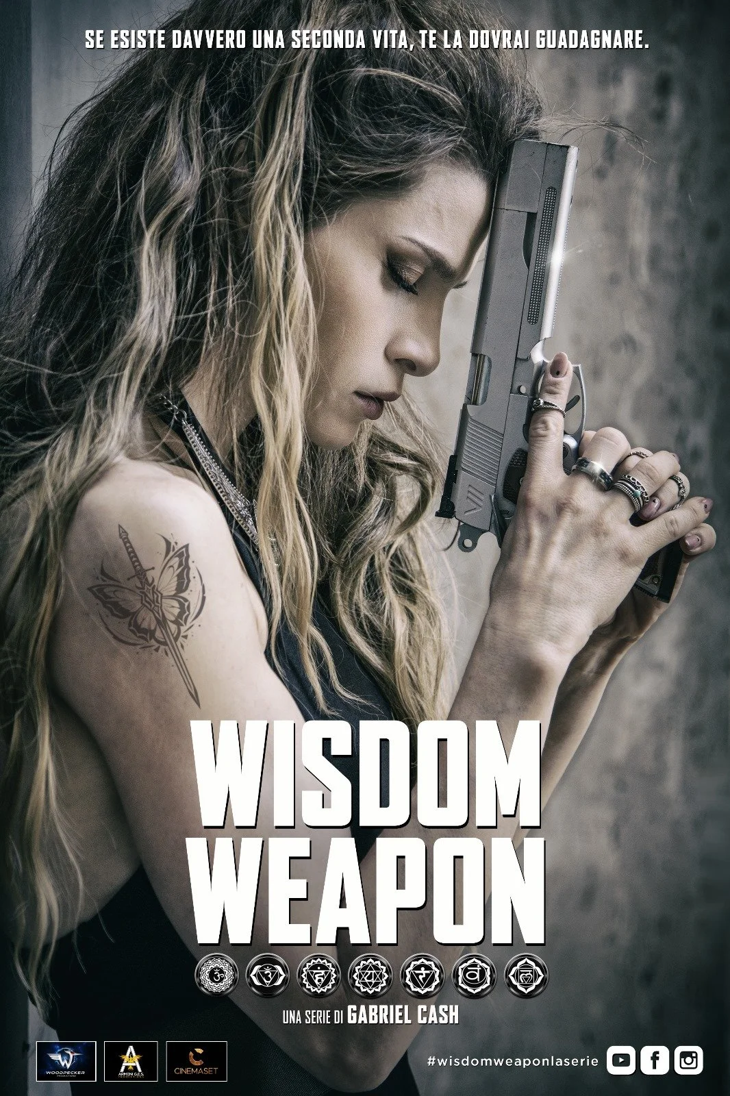 Poster pubblicitario con una donna con tatuaggi e capelli lunghi che si tiene una pistola al volto, con testo e simboli sulla serie "Wisdom Weapon".