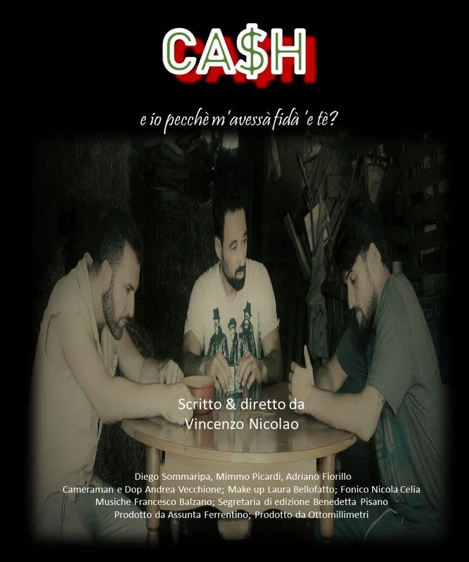Locandina di un film intitolato 'CASH' con tre uomini seduti a un tavolo, che usano i loro smartphone, sotto il testo 'e io pecche m'avessà fida è te?'.