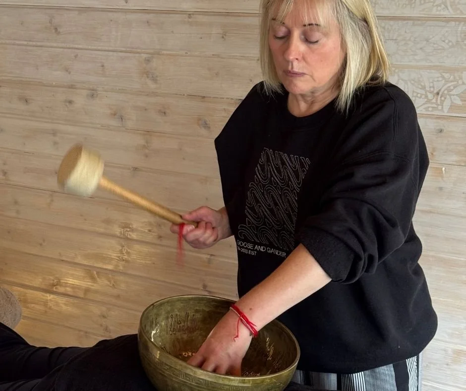 Lynn Collis | White Lotus Rose | Sound Healing | Crystal Healing | Reflexology | Indian Head Massage | Womb Healing