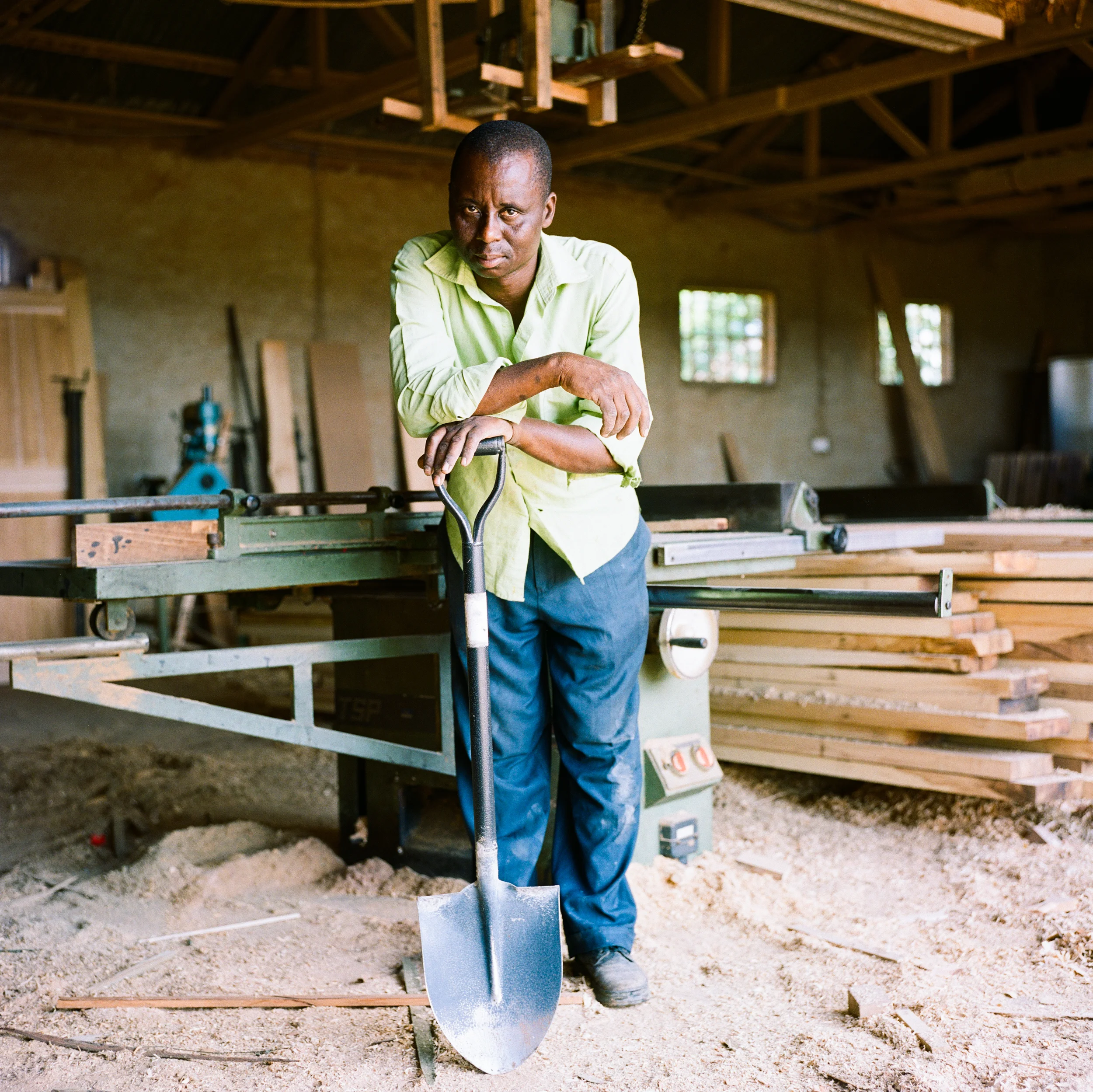 George. Die Schreinerei in Korogwe.