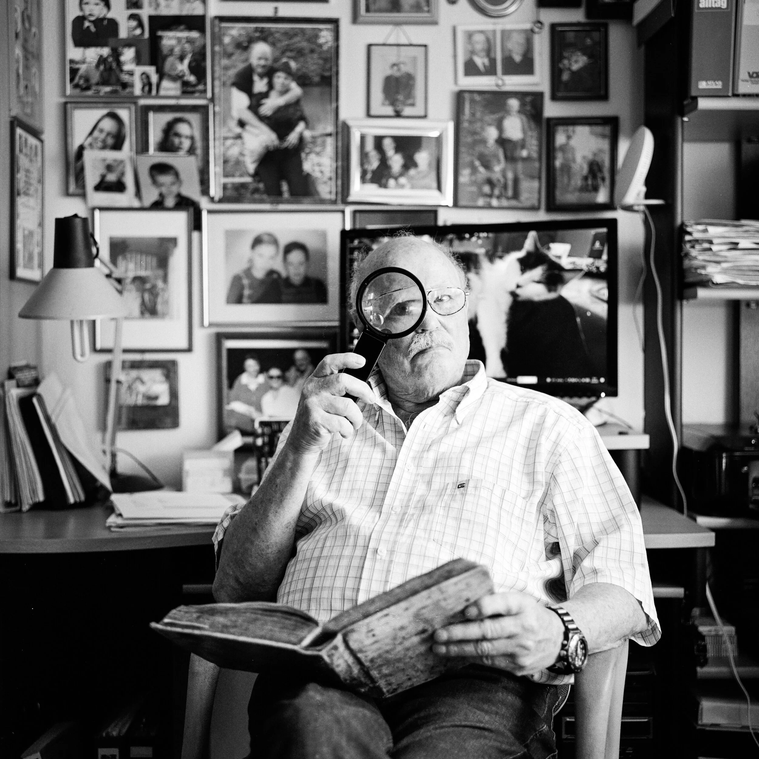  In meinem ehemaligen Beruf als Erster Kriminalhauptkommissar waren zwei Dinge besonders wichtig: gesunder Menschenverstand und Neugierde. Der Menschenverstand hat mir gezeigt, dass Geschichte nicht die Vergangenheit ist. Sondern sie ist das, was wir