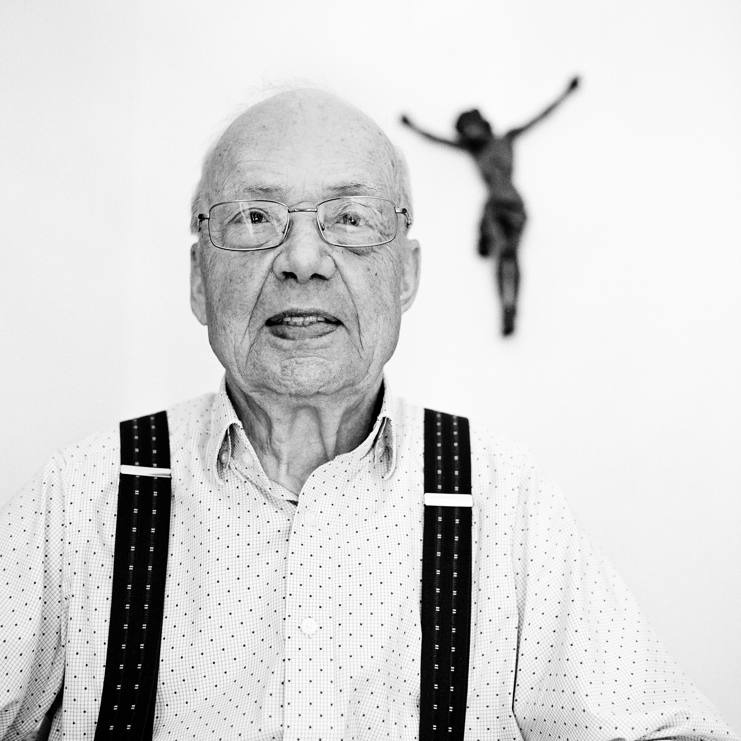  Ich war zwölf Jahre, als die Bomben fielen. Als die Nacht vorbei war, waren wir bettelarm. Der Angriff hatte uns alles genommen. Nur zwei Dinge nicht: mein Leben und den festen Glauben an Gott. 1957 kam ich in den Westerwald, nach Altstadt. Und dort