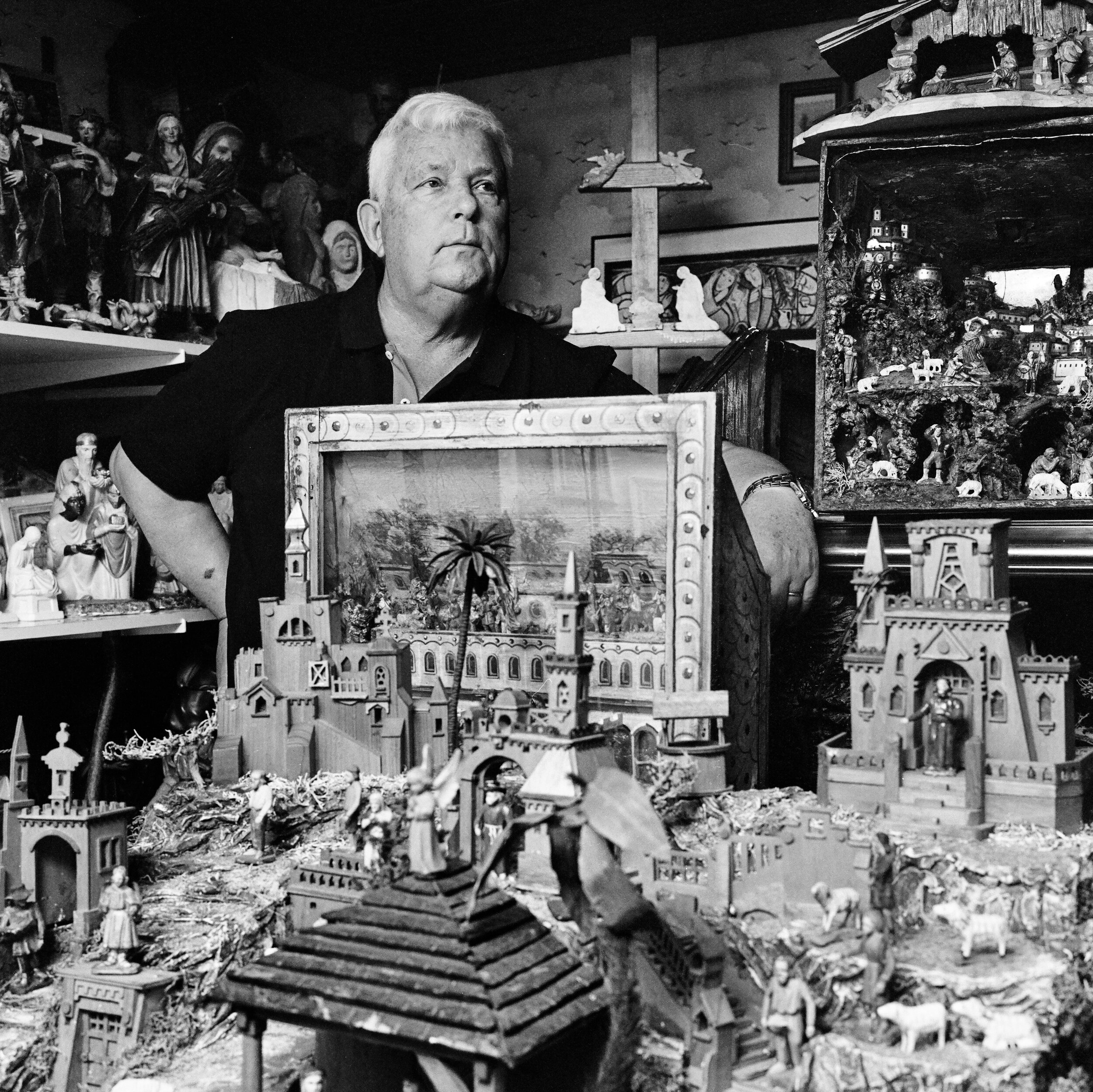  Zum Krippensammeln kam ich durch meinen Beruf als Lehrer. Als ich vor rund 40 Jahren mit meinen Schülern eine Krippenausstellung gestaltete, merkte ich, wie begeistert die Jungen und Mädchen bei der Sache waren. Inzwischen bin ich Sammler und besitz