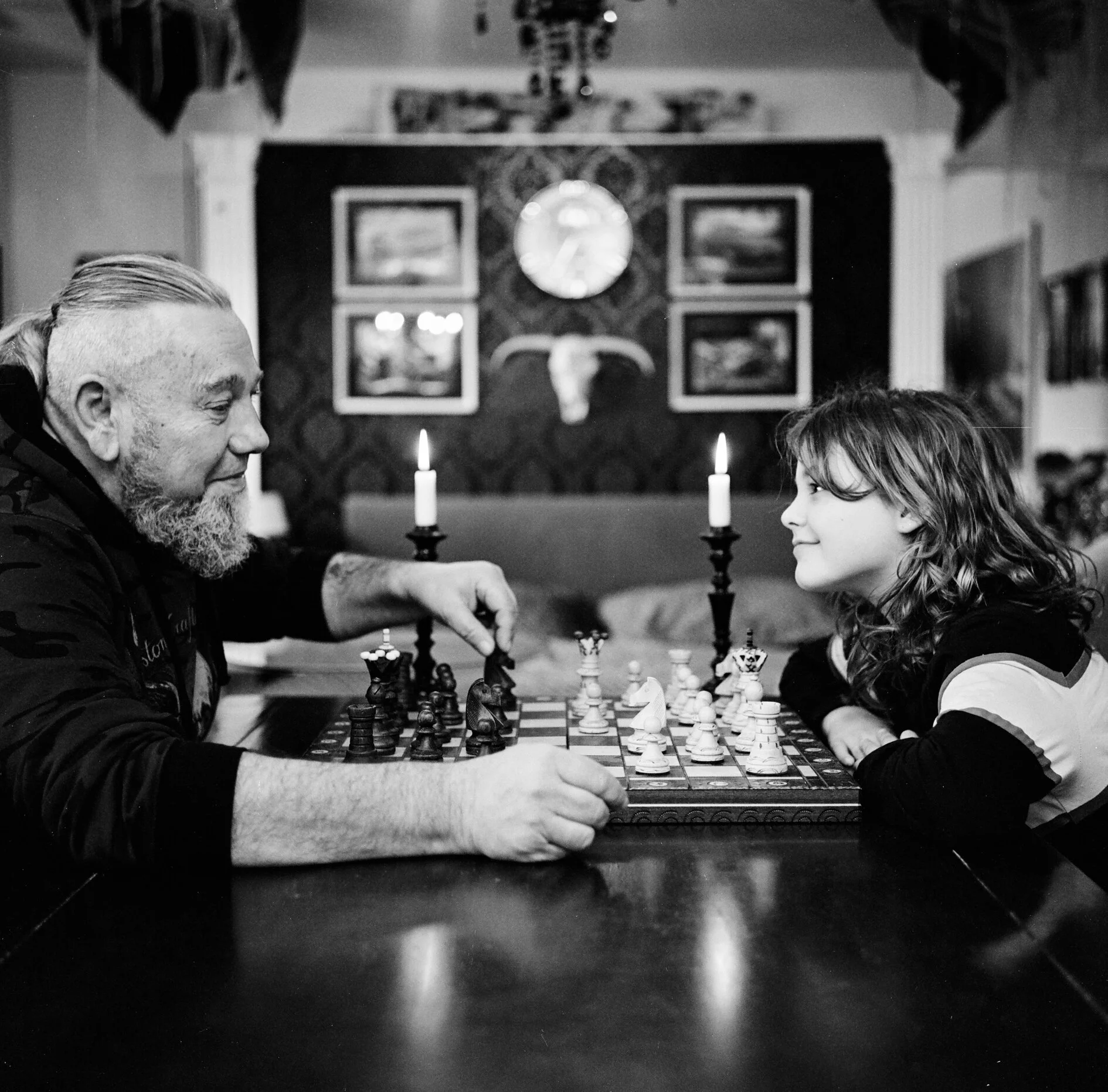  Wanka ist zehn Jahre, und er nennt mich Papa. Eigentlich bin ich sein Opa, da die Tochter meiner Frau seine Mutter ist. Aber Wankas echte Eltern haben mit Drogenabhängigkeit zu kämpfen und sind deshalb nicht in der Lage, den Jungen großzuziehen. Mei