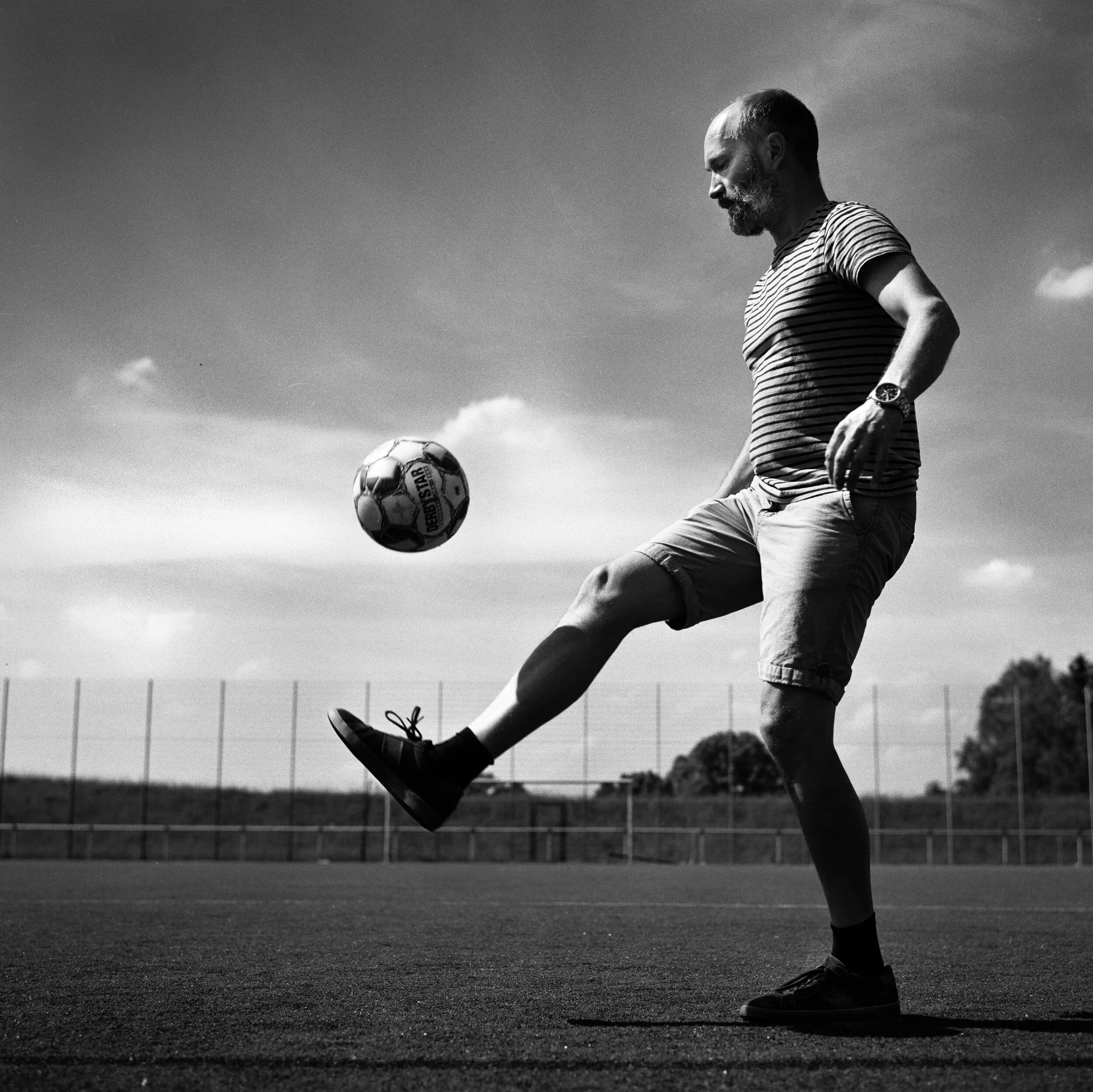  Fußballverrückt war ich schon als Kind. In meinem eigenen Verein habe ich gelernt, für andere da zu sein, Siege zu genießen, aber auch mit Frust umzugehen und Niederlagen gut zu verarbeiten. Heute betreue ich die A-Jugend des SV Marienrachdorf und g