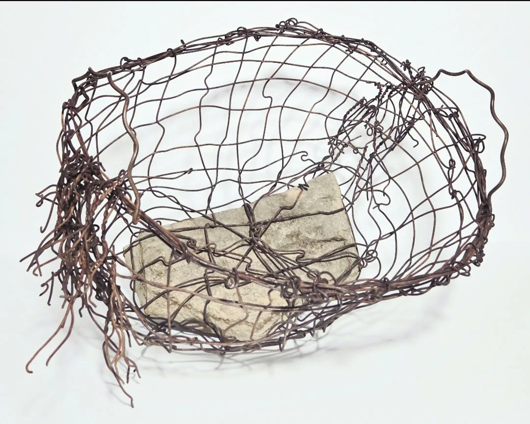 OPEN WIRE HANDLED BASKET (8 x 14 x 13 in.)
With Sandstone Base and Wire Fringe