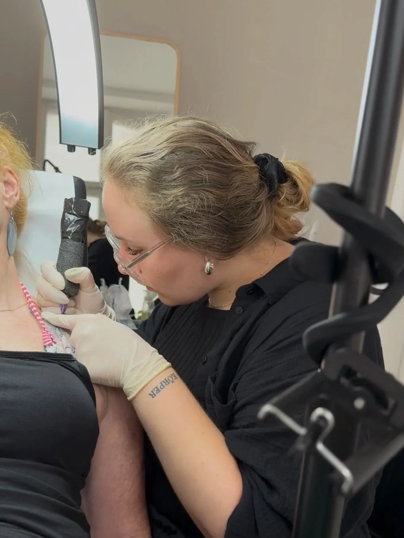Sophie Nowarra, Tattoo-Artist aus Mönchengladbach, während eines Termins